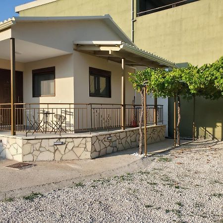 Backyard Apartment Kalligoni Exterior foto